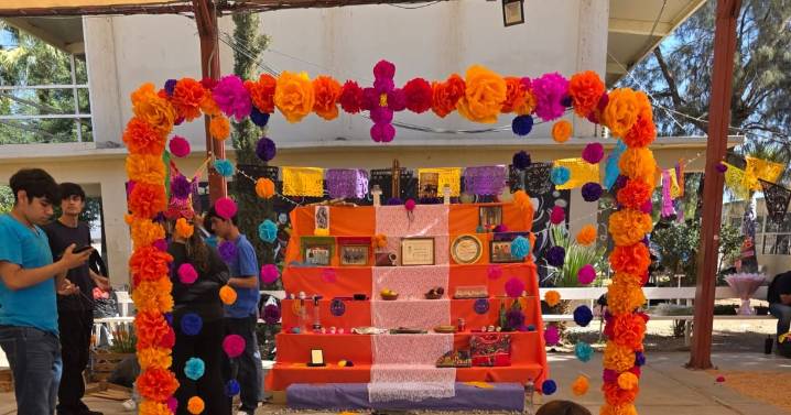 Altares de Muertos y tapetes de aserrín entre alumnos para rescatar las tradiciones mexicanas