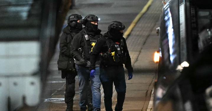 Inglaterra: Lo que se sabe del ataque en un tren que dejó al menos 10 heridos