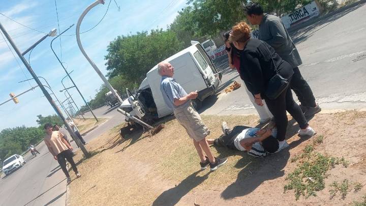 Conductor se descompone, pierde el control de su vehículo y choca violentamente contra un poste