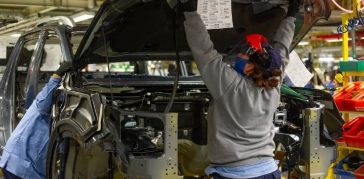 La producción automotriz cayó por cuarto mes consecutivo