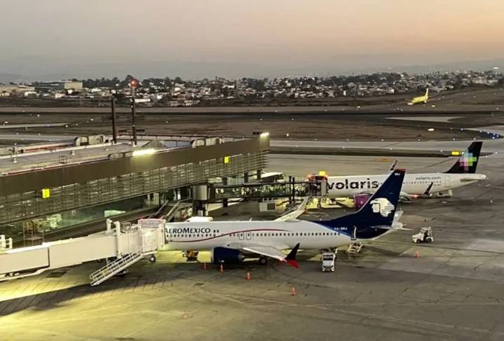 Mal clima en el Aeropuerto de Tijuana provoca cancelación masiva de vuelos de este sábado