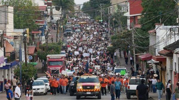 Cientos de personas marchan en Uruapan tras asesinato del alcalde Carlos Manzo