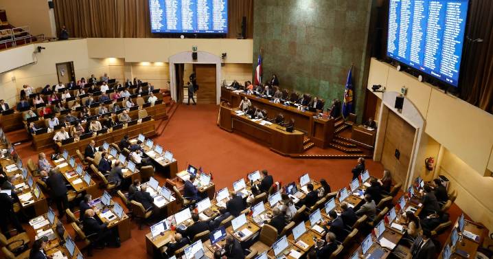 Riesgo de fuga de parlamentarios a otros partidos pone presión al Congreso para apurar reforma antidíscolos