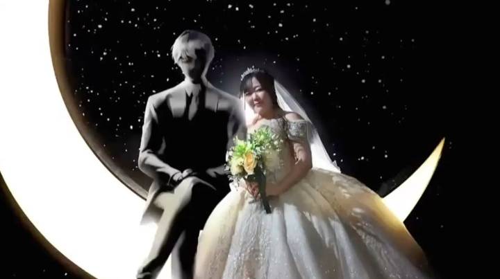 Mujer de 32 años da el gran paso y se casa con su novio virtual creado por ChatGPT