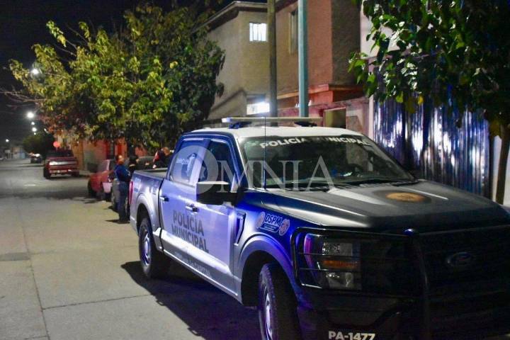 Intentó lanzarse desde un segundo piso; policías municipales logran evitarlo