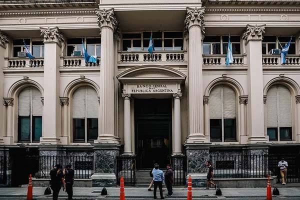 Argentina logra refinanciación total de sus vencimientos de deuda inminentes