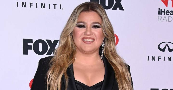 Kelly Clarkson Blasts Ex-Manager For Telling Singer To Have 'Boob Job'