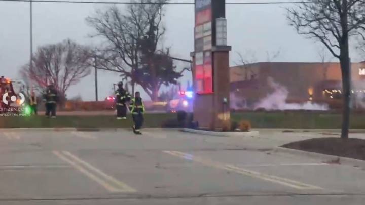 Traffic near Woodfield Mall blocked by live electrical wires