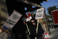 La huelga de empleados de Starbucks se amplía a más cafeterías en EEUU tras una semana