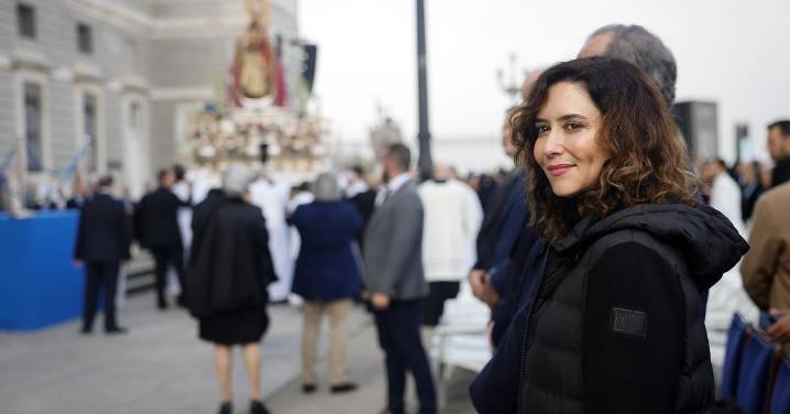 Ayuso abandona en ambulancia la misa de la Almudena por una "leve indisposición"