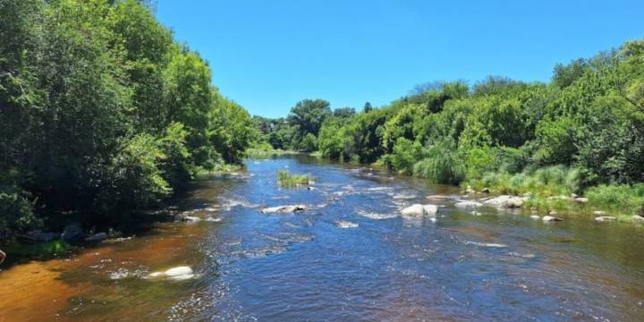 Una turista brasilera se metió desnuda a un río de Córdoba y provocó la intervención policial