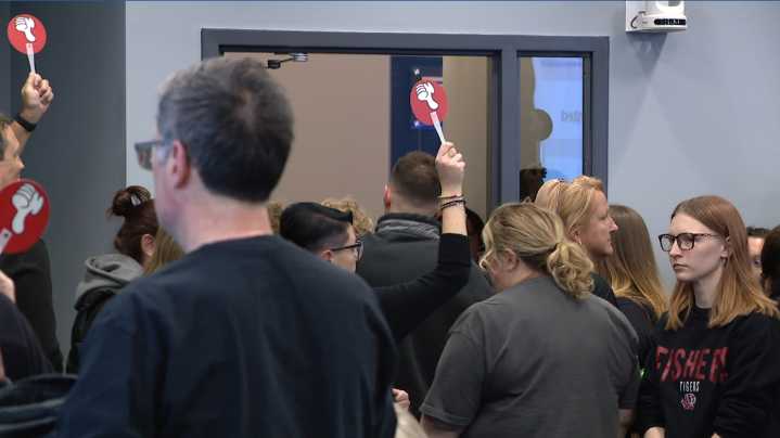 Hamilton Southeastern teachers storm out of school board meeting amid contract dispute