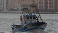 Salvamento Marítimo busca a tres personas que cayeron al mar desde una embarcación neumática en Cádiz