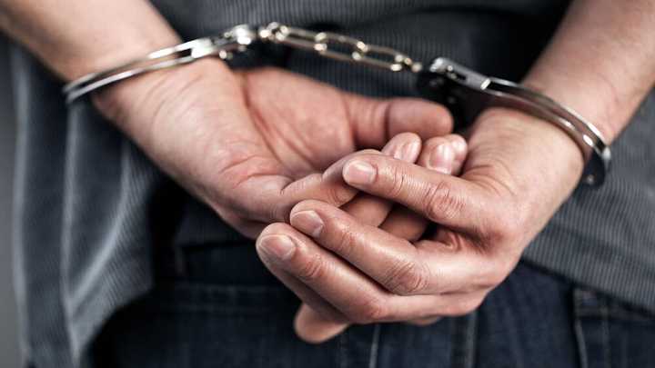 Detuvieron a un hombre tras atacar a un jubilado que lo había filmado delinquiendo