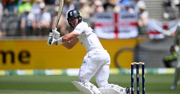 Why England star Jamie Smith was OUT amid Australia DRS review shocker