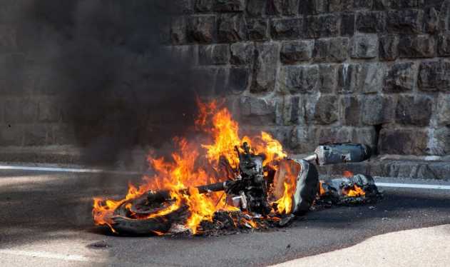 Mujer quema su moto para evita fiscalización en Independencia: iba sin documentos