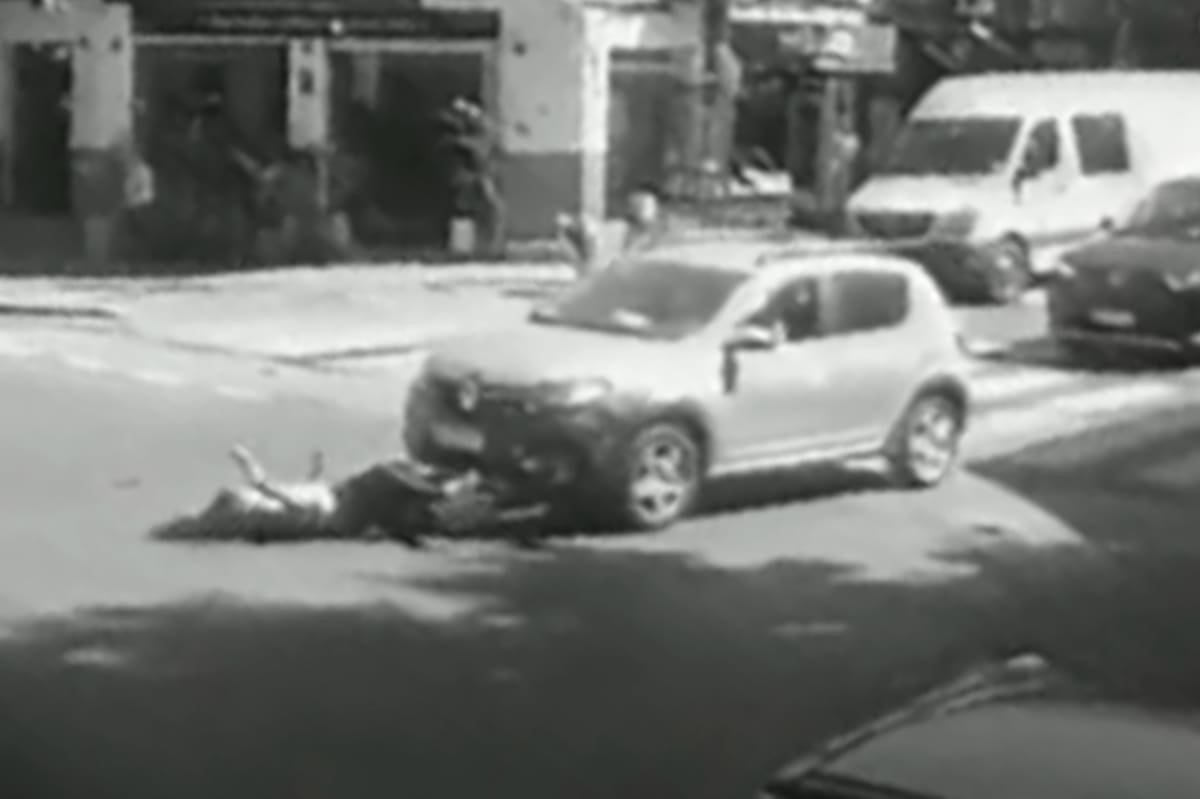 Una ciclista fue atropellada y los vecinos la rescataron tras quedar debajo del auto