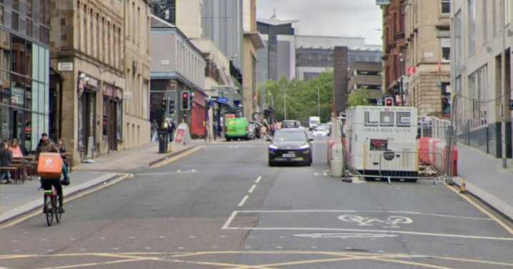 Busy Glasgow street closed as fire services tackle blaze in six