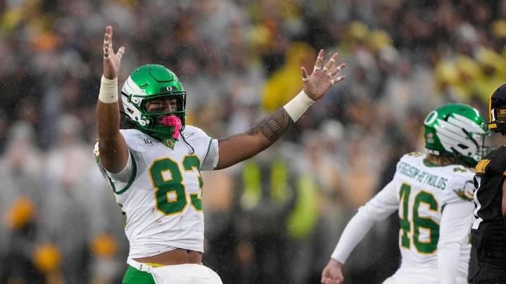 No. 6 Oregon escapes with 18-16 win over Iowa on Sappington's field goal with 3 seconds left