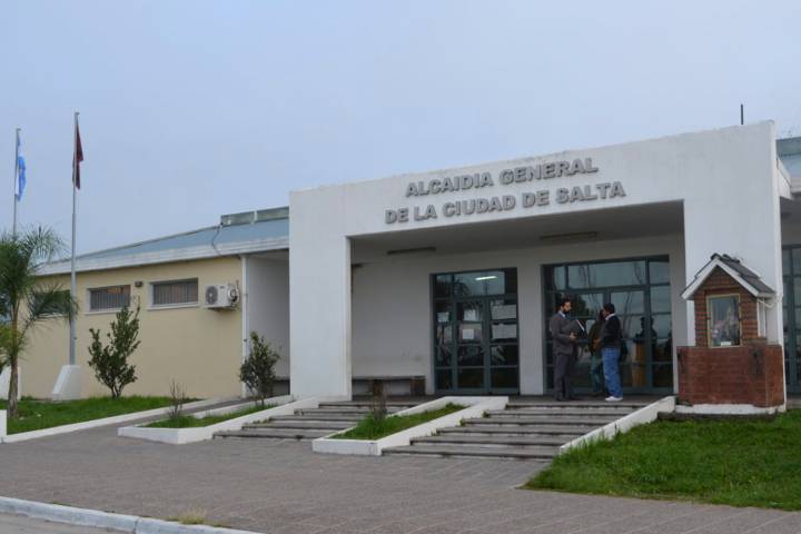 Joven en terapia intensiva tras incendio en alcaidía salteña: familiares denuncian abandono oficial