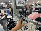 Comerciantes ofertan mercancía con rebajas de hasta el 50 %