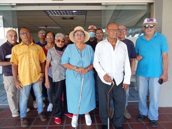 Pacientes de casos especiales piden que se les restituya el surministro...