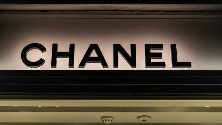 Intentan asaltar con rifles y hacha a tienda Chanel en París