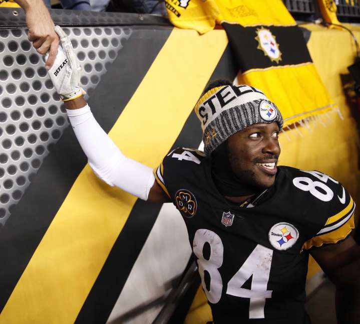 Antonio Brown sale de prisión tras depositar su fianza y quedará en arresto domiciliario