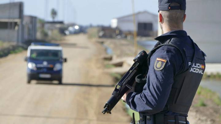 Otros dos agentes resultaron heridos en el tiroteo en una 'guardería de droga' de Isla Mayor: "Cárgate a esos perros"
