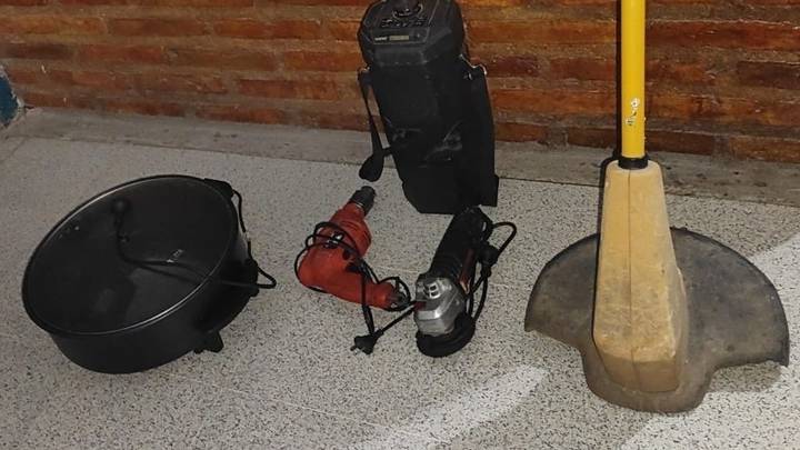 Hallazgo de objetos abandonados en un baldío de la zona sur capitalina