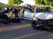 Borracho, arremetió contra un inspector, huyó a gran velocidad y terminó incrustado contra un poste