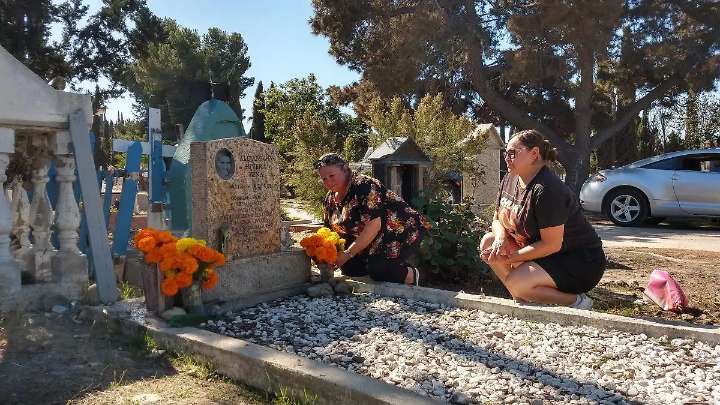 Familias tijuanenses honran a sus seres queridos con visitas en Panteones municipales