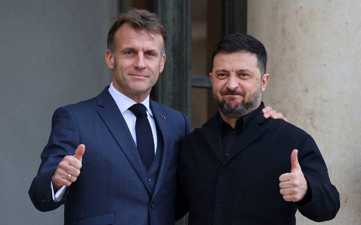 Zelenski y Macron acuerdan que Ucrania compre un centenar de cazas franceses para los próximos diez años