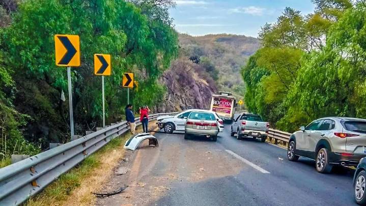 Chocan dos autos en las ‘curvas peligrosas’ de la salida Guanajuato