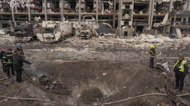 6 dead as Russian missiles ‘rain down’ in Kyiv, Ukrainian officials say