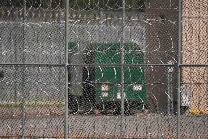 Jueza federal declara ilegal política del DHS que prohíbe audiencias de fianza a migrantes detenidos