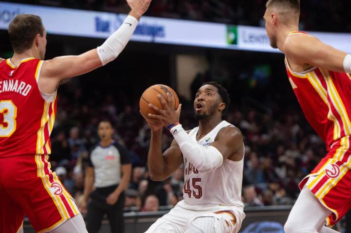 Mitchell anota 37 en la victoria de los Cavaliers 117-109 ante unos Hawks sin Young – Chicago Tribune