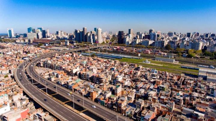 Más de un millón de personas viven en hacinamiento crítico en la Argentina, según datos del INDEC