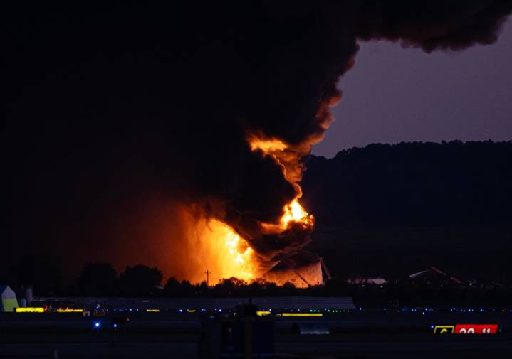Avión de UPS se estrelló en el aeropuerto de Louisville y provocó un gran incendio