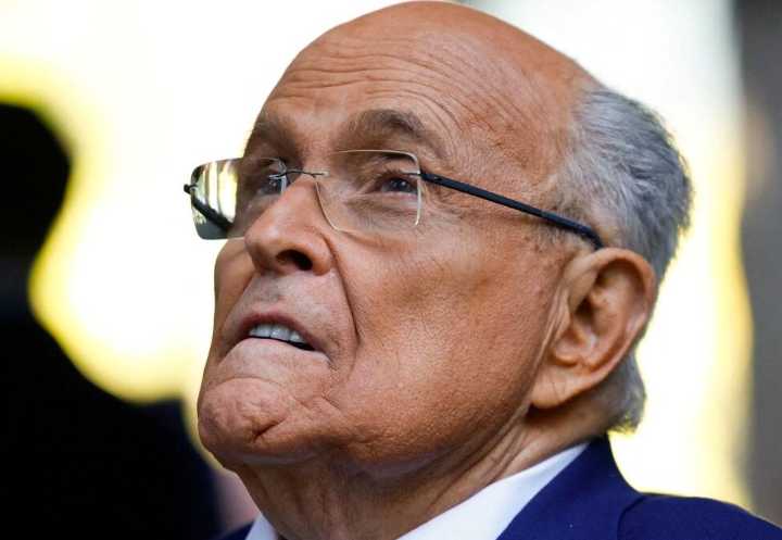 Trump perdona a Giuliani y a decenas de colaboradores republicanos