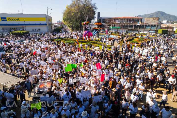 Uruapan se viste de blanco: miles marchan por justicia a Carlos Manzo y exigen fin de la violencia en Mexico