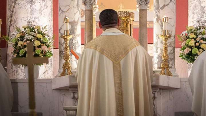 Sacerdote mexicano es investigado por abusar de un menor durante visita a Chicago