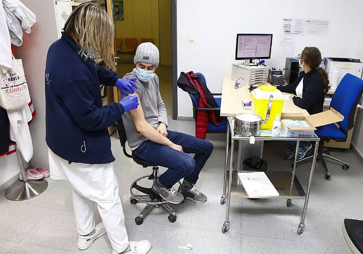 Salud insta a los asturianos con síntomas respiratorios a utilizar mascarilla en espacios cerrados