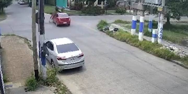 Video: un automovilista chocó a un jinete que andaba a caballo en medio de la calle y escapó del lugar