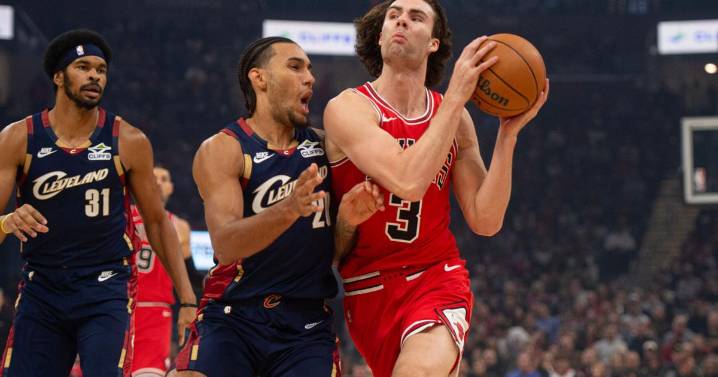 Mitchell makes go-ahead basket with 34 seconds left as Cavaliers rally to beat Bulls 128