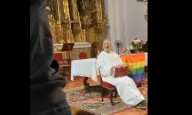 Joven explota contra cura por bandera LGTBI+ en misa