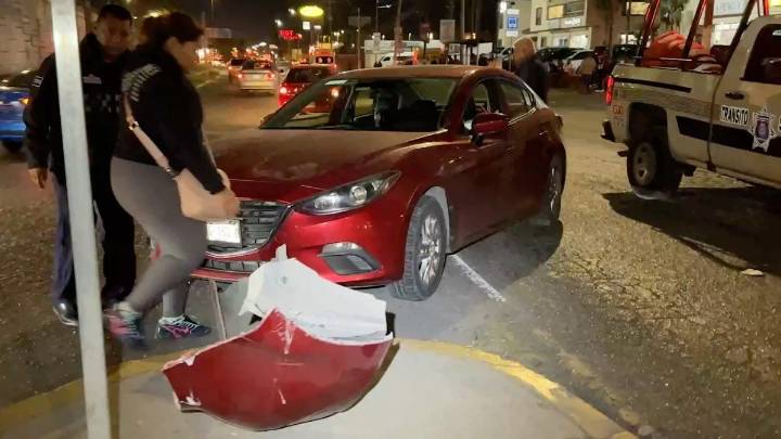 Conductora se pasa semáforo en rojo y provoca accidente vial en bulevar Fundadores