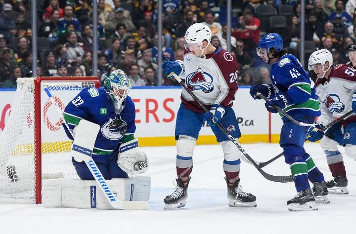 MacKinnon nets 5 points as Avalanche beat Canucks 5