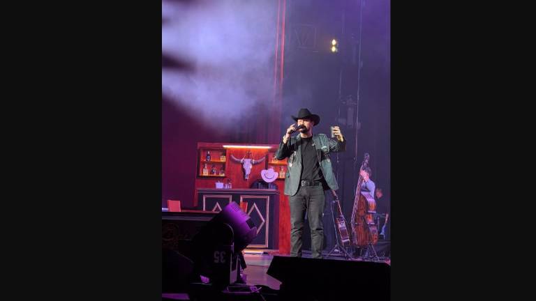 Brinda Edén Muñoz un homenaje a Carlos Manzo en su concierto en el Auditorio Nacional