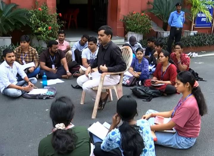 ‘Unsafe classrooms’: Ravenshaw University students study on the road in Cuttack!